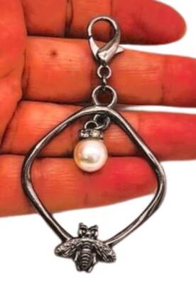 Angel Çanta Aksesuar Füme Renk Çanta Süsü (Kare Arılı İncili) - 1